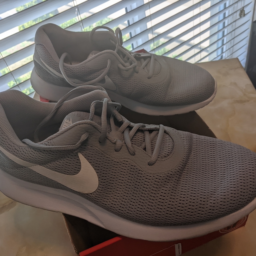 Nike Tanjun Wide running shoes size 15